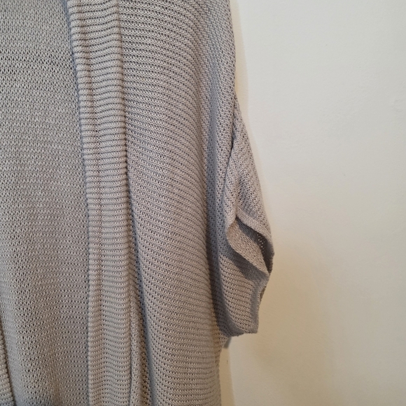 ⭐️40% Off⭐️ Old Navy Cozy Beige Open-Front Short Sleeve Sweater - Picture 4 of 10